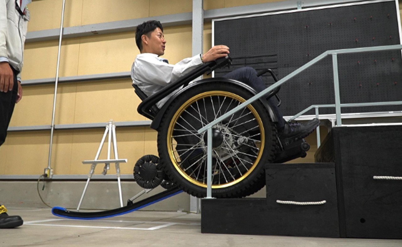 The JUU wheelchair concept in early stages climbing stairs