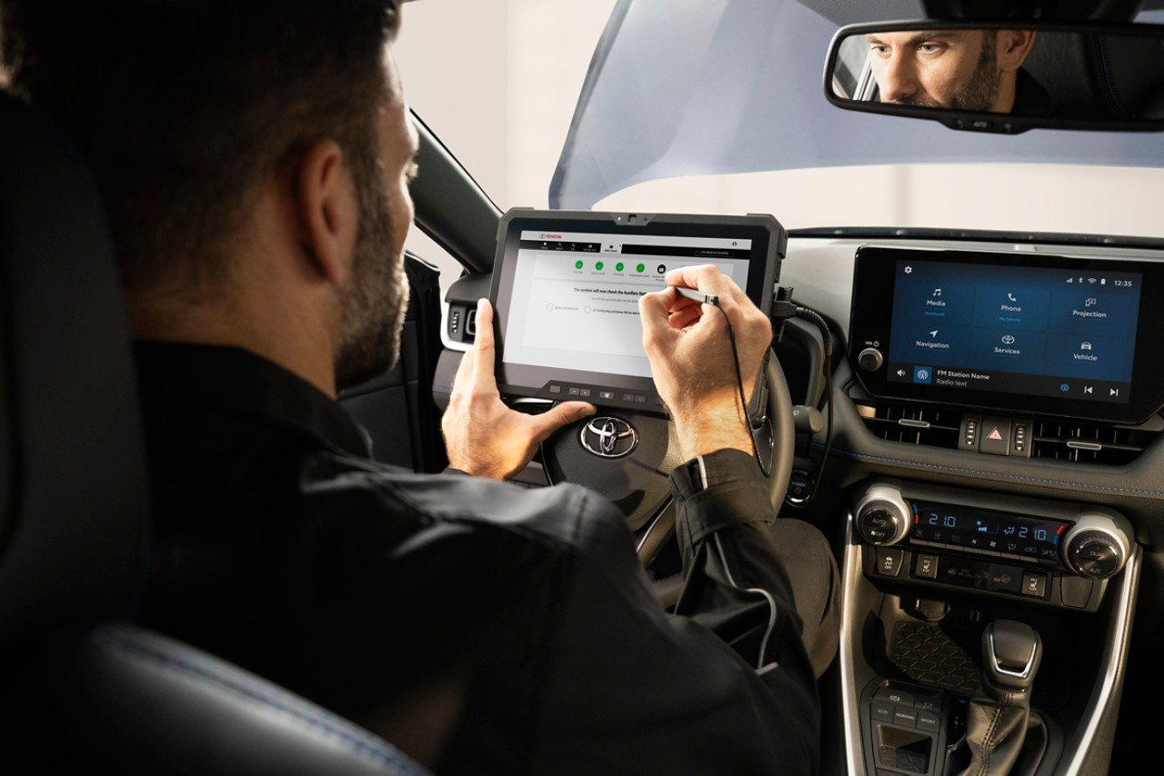 A member of the Toyota maintenance team intervening on a Toyota